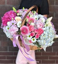 Цветочная композиция из Розы, Хризантемы, Пионы и Лизиантусы в корзине в Андрюках