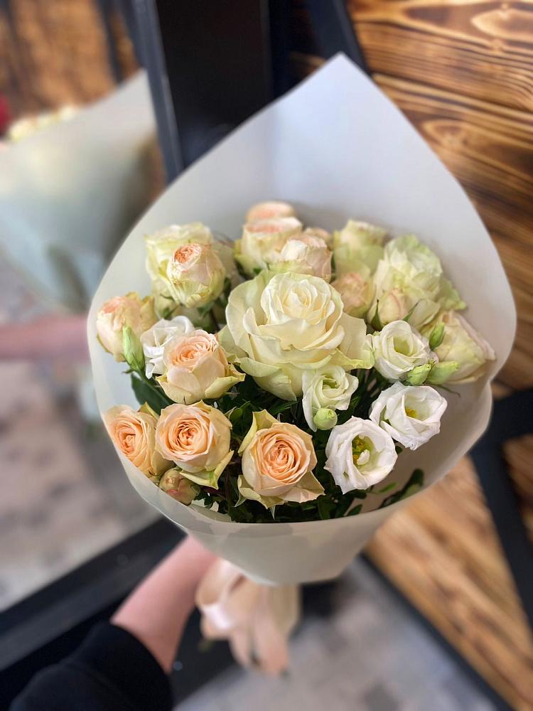 Букет Летний бриз в Андрюках Букет цветов из: Розы и Лизиантусы в Андрюках